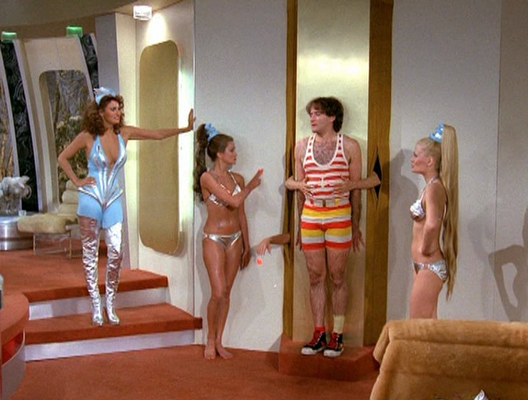 Robin Williams against the wall, now with three hands sticking out beside him