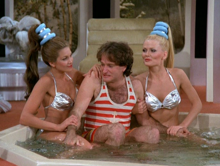 Robin Williams in a hot tub with Vicki Frederick and Debra Jo Fondren wearing silver bikinis